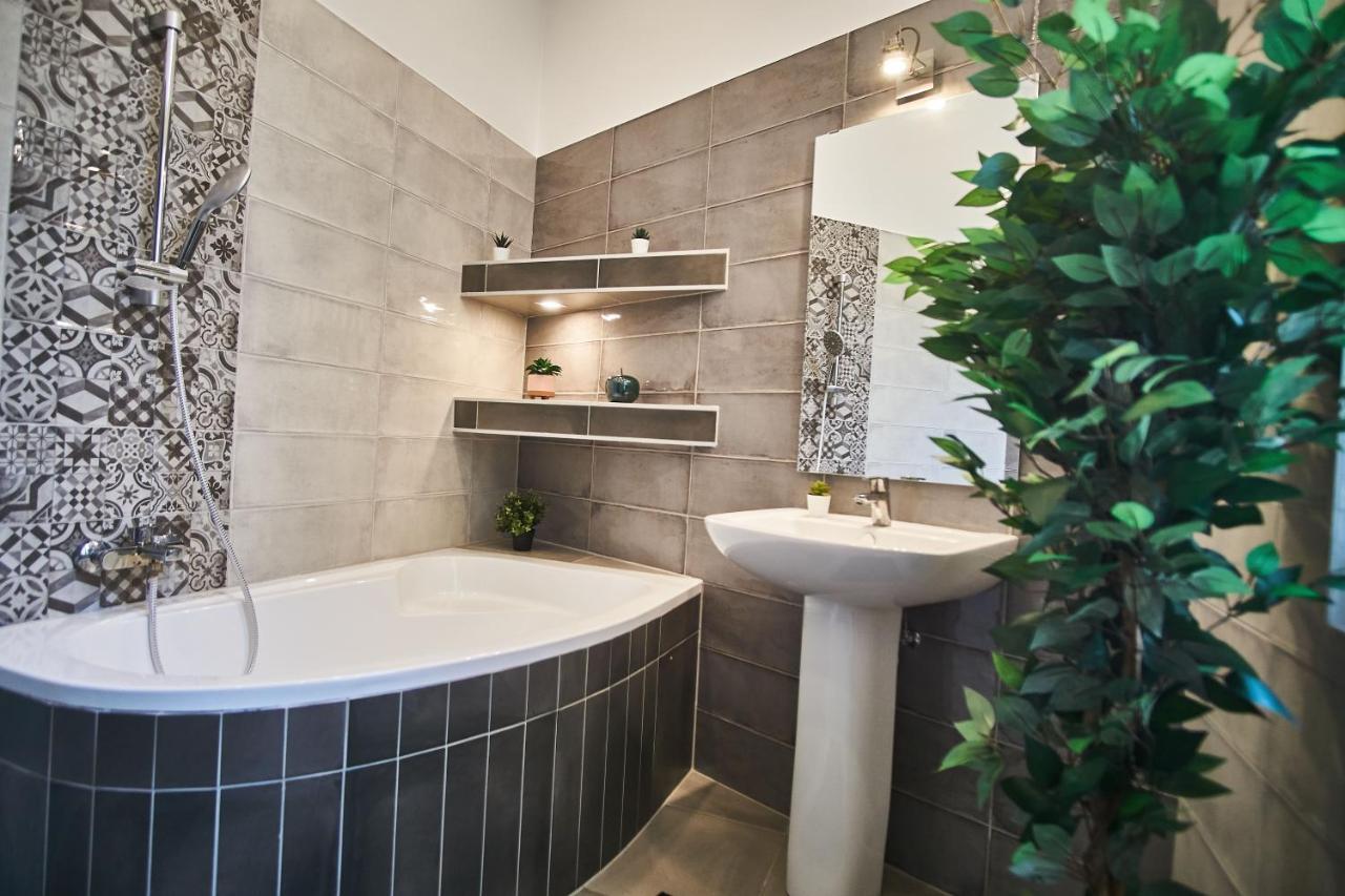 F4 Design Apartment- บูดาเปสต์ ภายนอก รูปภาพ